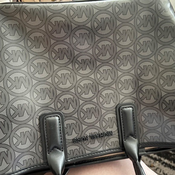 Michael Kors purse - Picture 3 of 6